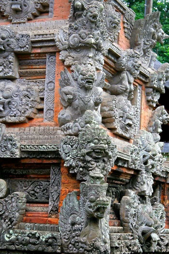 Đền Pura Dalem Agung - Đền Pura Dalem Agung được chạm khắc rất kỳ công và tinh vi trên các phiến đá.