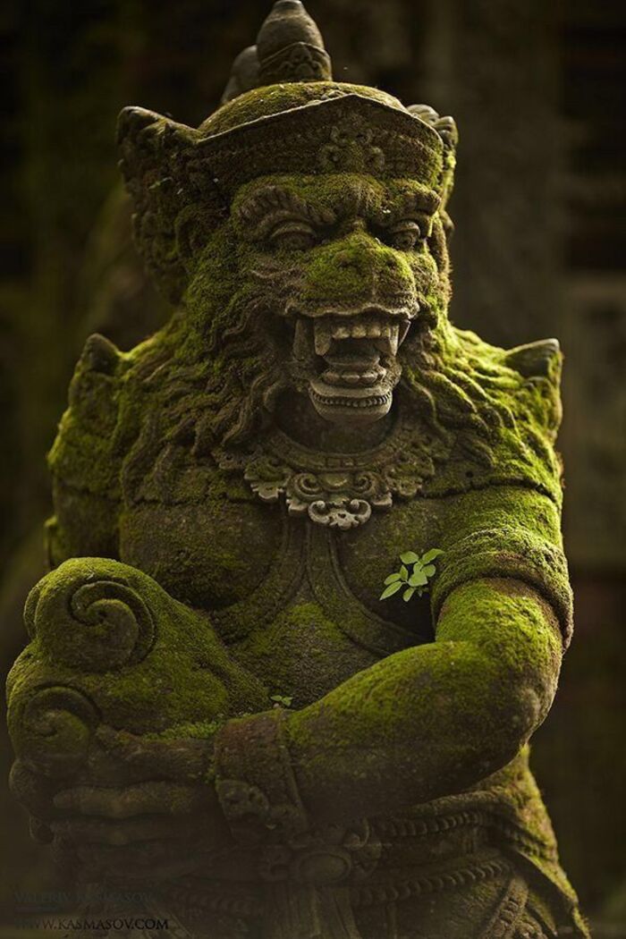 Đền Pura Dalem Agung - Một bức tượng phủ đầy rêu phong do ảnh hưởng của thời gian và thời tiết qua năm tháng.