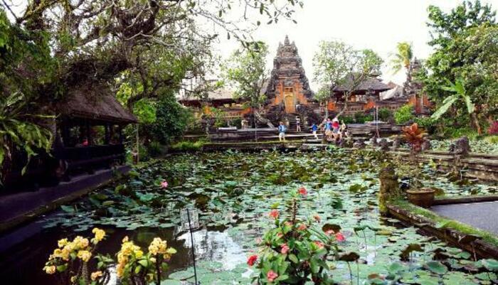 Đền Saraswati - Đền Saraswati luôn là điểm đến tôn giáo thu hút khách du lịch khi đến Bali. 