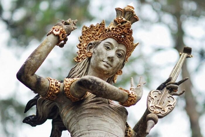Đền Saraswati - Tượng nữ thần Saraswati được xây dựng bởi một nghệ nhân Ubud tên là Gust Nyoman Lempad
