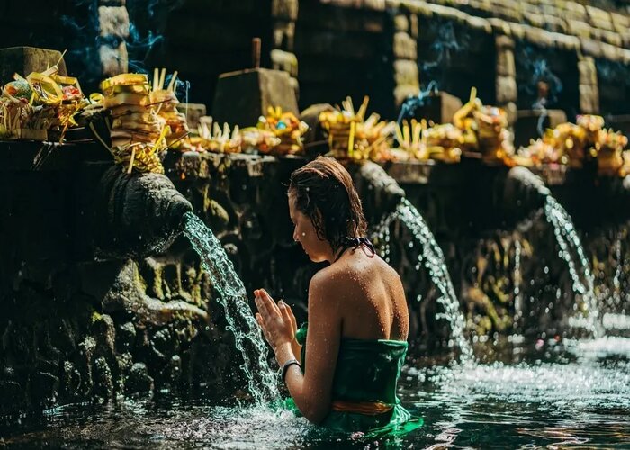 Đền suối thiêng Tampak Siring -Người dân Bali tin rằng cầu nguyện tại ngôi đền này sẽ được ban cho phước lành và may mắn