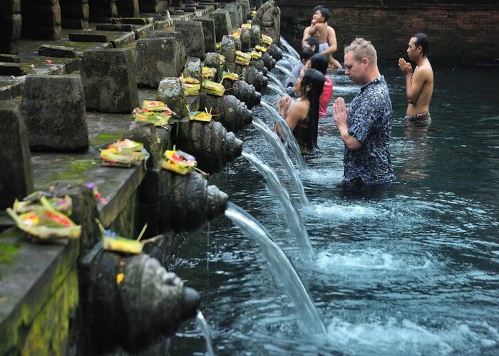 Đền suối thiêng Tampak Siring - Bất kỳ du khách nào tới thăm ngôi đền Tampak Siring đều có mong ước được tắm mình dưới 12 dòng chảy thiêng liêng