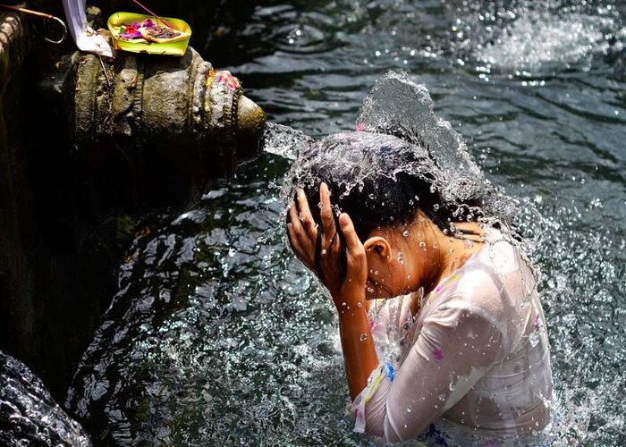 Đền suối thiêng Tampak Siring - Tắm rửa ở đền suối thiêng Tampak Siring để gột rửa bụi trần và cầu mong những điều may mắn