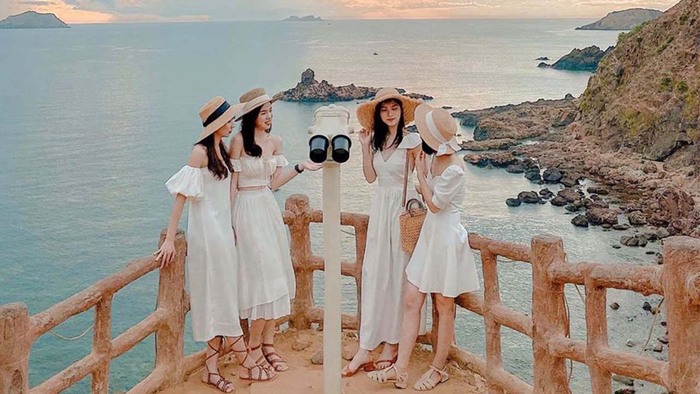 Đi Bali mặc gì - Trang phục cho nhóm bạn khi đi biển.