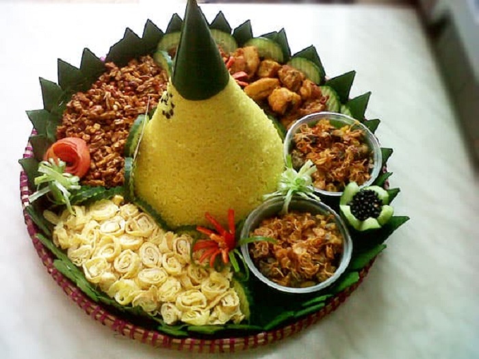 Du lịch Bali tháng 10 - Nasi Kuning được người dân tại vùng đất này dùng rất nhiều trong các dịp lễ hội, cúng tế.