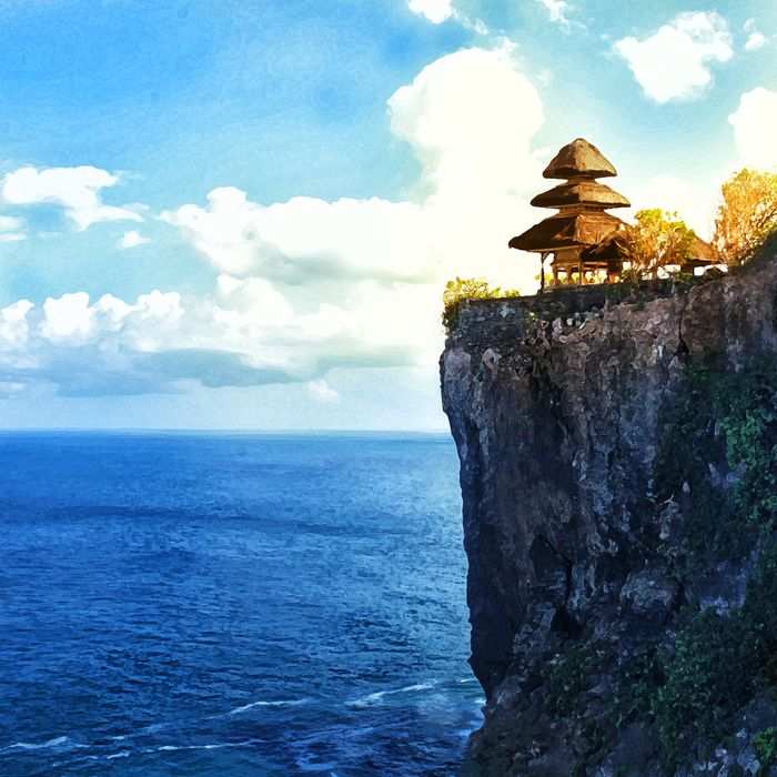 Du lịch Bali tháng 12 - Ngôi đền Uluwatu cổ nhất Bali trên vách đá.