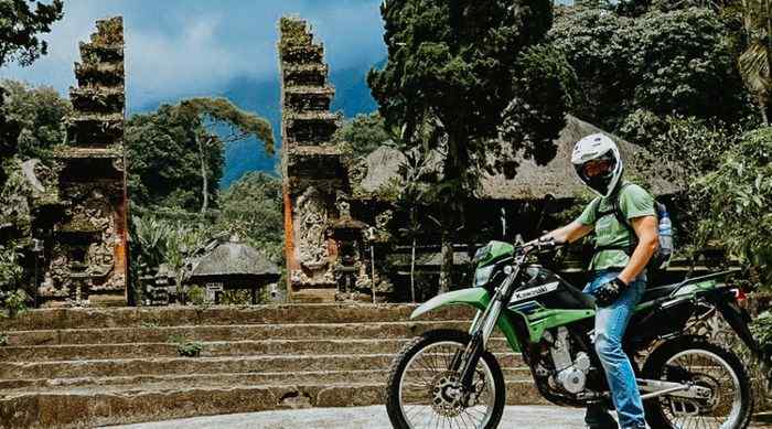 Du lịch Bali tháng 12 - Thuê xe máy để tham quan các ngõ nhỏ quanh hòn đảo Bali.