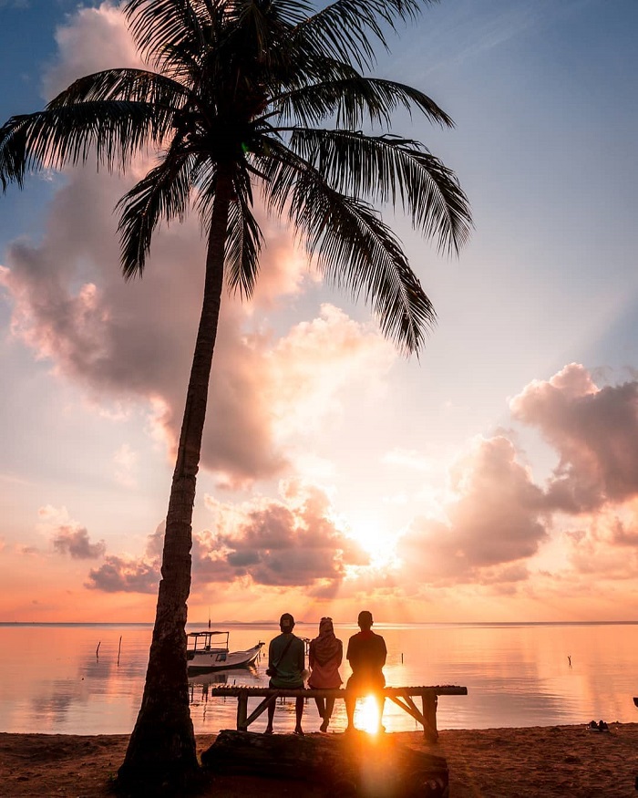 Ngắm hoàng hôn tại đảo Karimunjawa