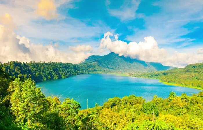 Làng Kintamani - Hồ nước Batur trong vắt bao phủ xung quanh bởi mây trời, cỏ cây