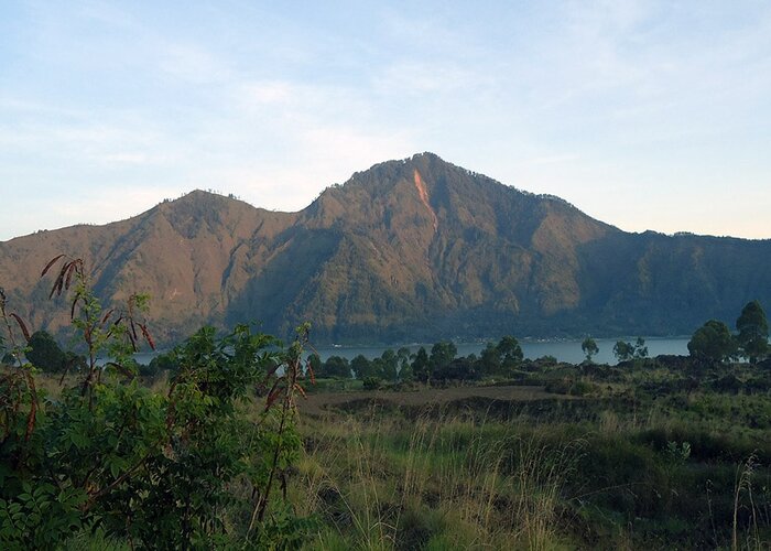 Làng Kintamani - Ngắm nhìn Mount Abang từ xa, bạn sẽ cảm nhận được hết khung cảnh thiên nhiên vừa thơ mộng, vừa hùng vĩ