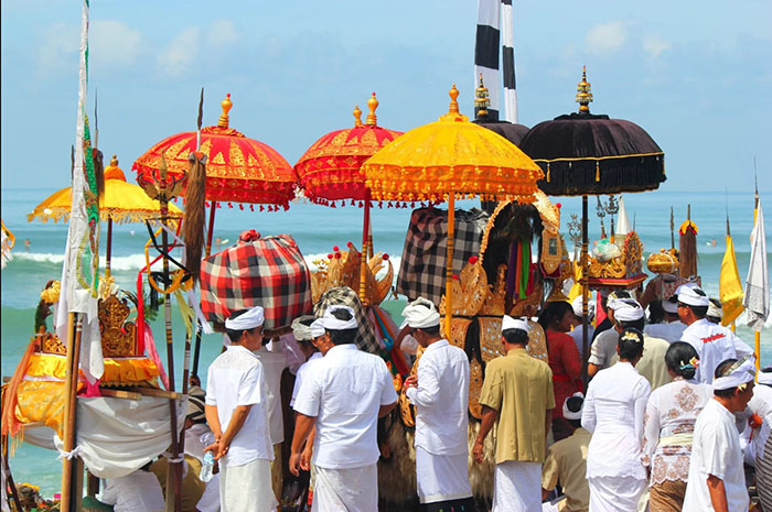 Lễ hội Galungan - Lễ cúng dường trong ngày hội Galungan quan trọng của Bali