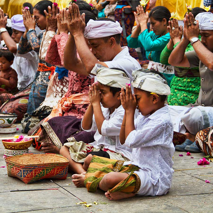 Lễ hội Galungan - Mọi người cùng cầu nguyện trong lễ hội