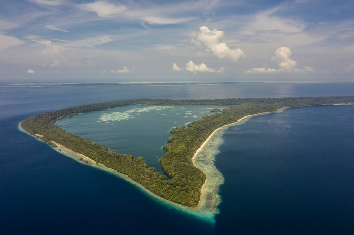 quần đảo Derawan - Hồ Kakaban, điểm thu hút khách chính của đảo Kakaban, một trong 30 đảo không có người ở trong quần đảo Derawan, Indonesia. 