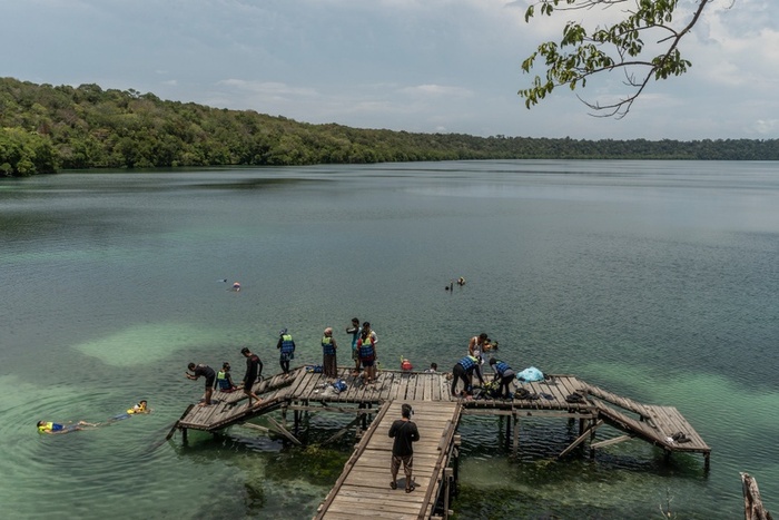 quần đảo Derawan - Du khách tập trung trên một cầu cảng để chuẩn bị xuống hồ Kakaban.