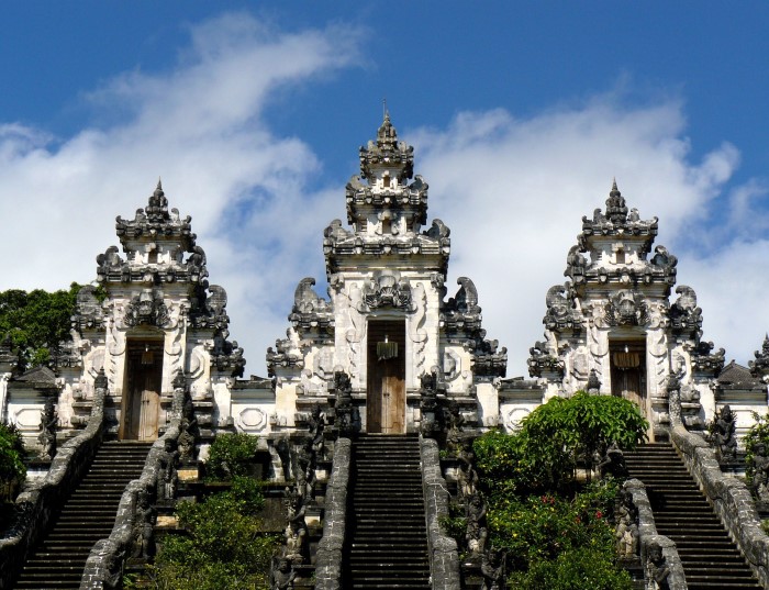 Cảnh đẹp Bali: Ngôi đền Pura Luhur Lempuyang sừng sững đầy nguy nga. Nguồn: Wikipedia