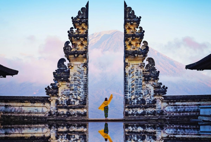 Cảnh đẹp Bali: Cánh cổng đền được mệnh danh là cổng trời Bali. Nguồn: jinjiseido.jp