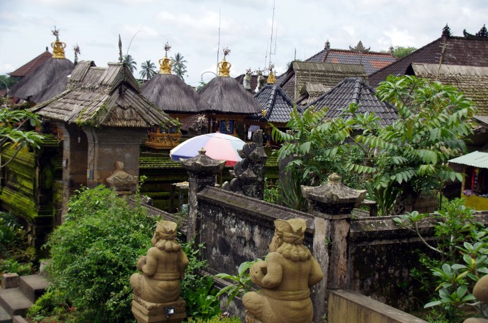 Cảnh đẹp Bali: Kiến trúc cổ mang đậm dấu vết thời gian của ngôi làng. Nguồn: Wikipedia