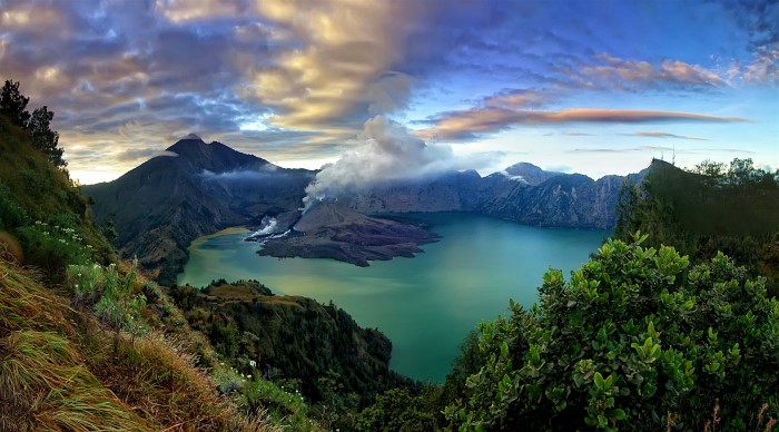 Hồ nước lưu huỳnh ở vườn quốc gia Rinjani - một trong những cảnh đẹp Bali. Nguồn: Wikipedia