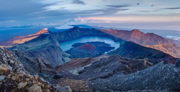 Cảnh đẹp Bali: Núi lửa trẻ ở vườn quốc gia Rinjani. Nguồn: japan-info.asia