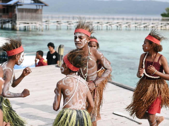 Kinh nghiệm du lịch Raja Ampat - Tìm hiểu về văn hóa của người dân sống tại hòn đảo hoang sơ này.