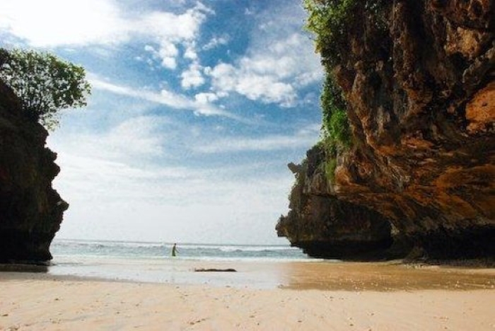 Cảnh đẹp Bali: Bờ biển Suluban được bao quanh bởi những tảng đá vôi khổng lồ. Nguồn: Bali.com