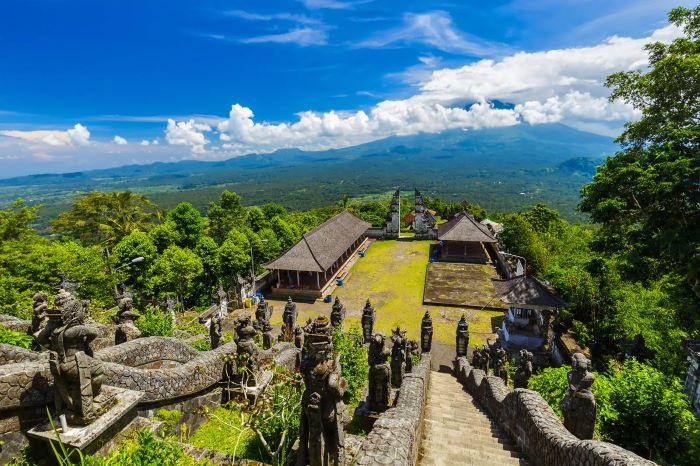 Cổng trời Bali cùng ngôi đền được bao phủ bởi nhiều cây cối và không gian thoáng đãng . Nguồn: hotels.com