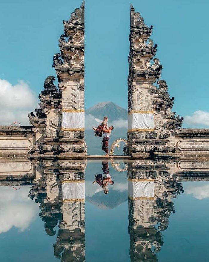Chỉ cần chịu khó tạo dáng một chút là bạn đã có phô ảnh siêu xịn với cổng trời Bali. Nguồn: baggageoflove