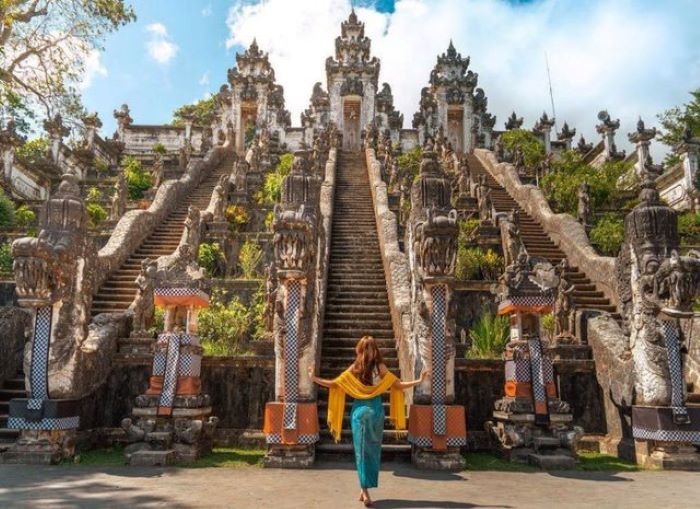Ngôi đền uy nghiêm sau cổng trời Bali. Nguồn: triphunter