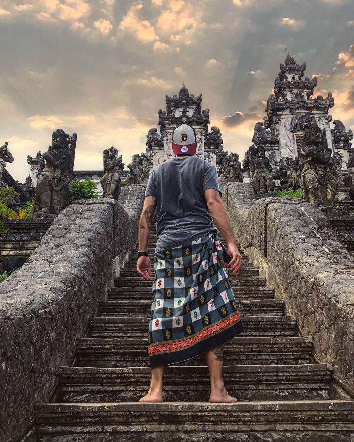 Sarong tuyệt phối với cảnh quan nơi cổng trời Bali. Nguồn: huynhhieutravel