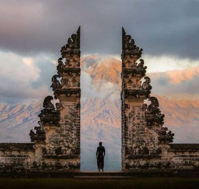 Background cực hút mắt của cổng trời Bali. Nguồn: siapgrak.com
