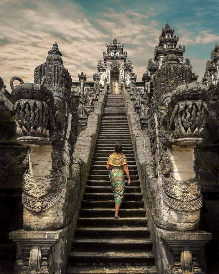 Thành tâm và tôn trọng các quy tắc là một điều cần thiết khi đến với cổng trời Bali. Nguồn: tamansaribali
