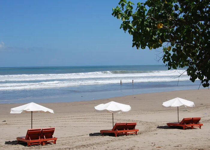 Kuta Bali có gì chơi - Tắm nắng là một hoạt động được rất nhiều du khách yêu thích khi tới bãi biển Legia