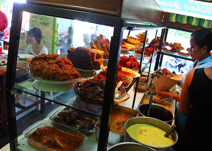 Kuta Bali có gì chơi - Những món ăn được bày bán tại Warung Nikmat.