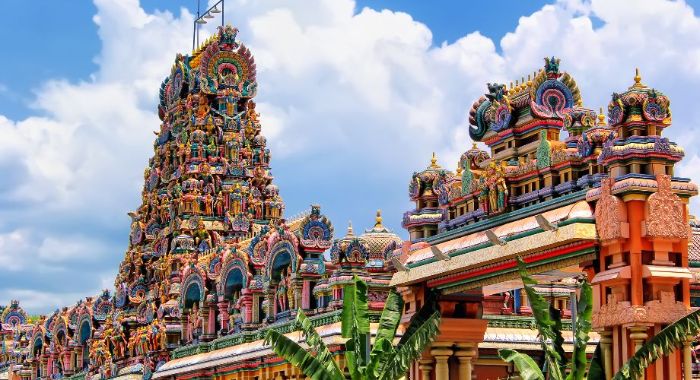 Kinh nghiệm du lịch Kuala Lumpur - Đền Sri Maha Mariamman mang phong cách Hindu giáo Nam Ấn Độ
