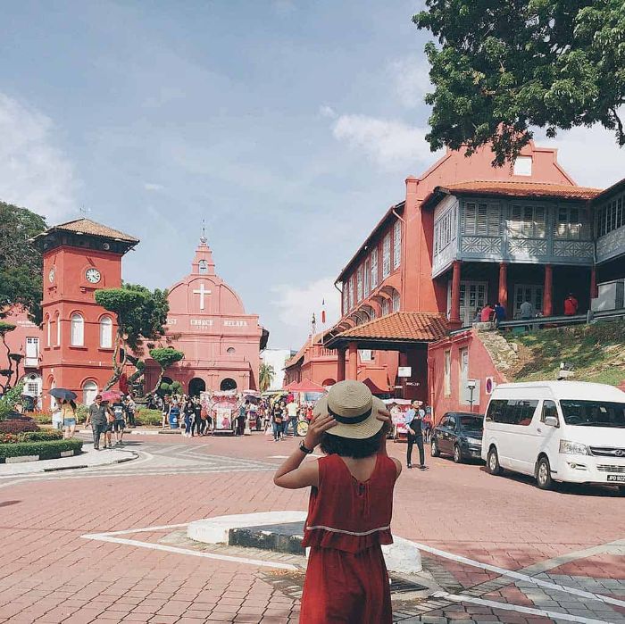 Trang phục khi đi du lịch Malaysia - Mang theo mũ để chống nắng nhé
