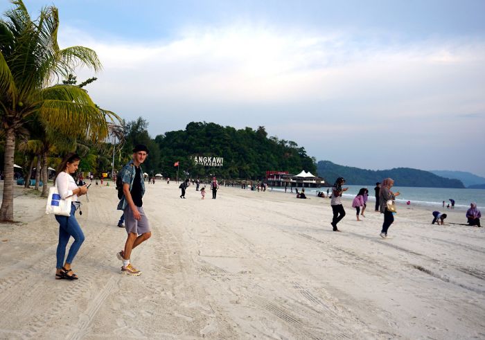 Trang phục khi đi du lịch Malaysia - Tháng 5, tháng 6 là kỳ nghỉ hè nên các bãi biển rất đông khách du lịch