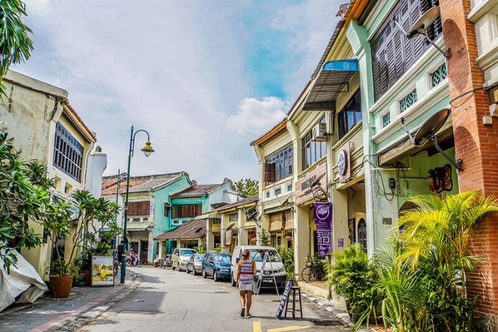 Trang phục khi đi du lịch Malaysia - Thiết kế khu phố đầy sắc màu tại Malaysia