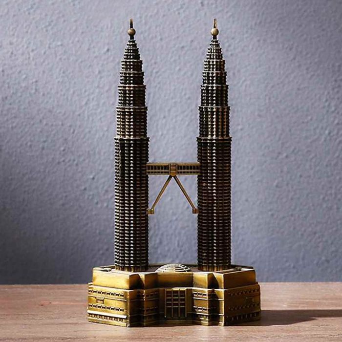 Đi Kuala Lumpur mua gì - Mô hình tháp đôi bằng thiếc tỉ mỉ đến từng chi tiết
