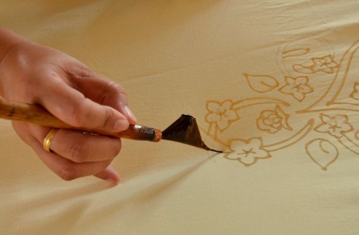 Đi Kuala Lumpur mua gì - Người nghệ nhân vẽ họa tiết lên vải bằng sáp ong