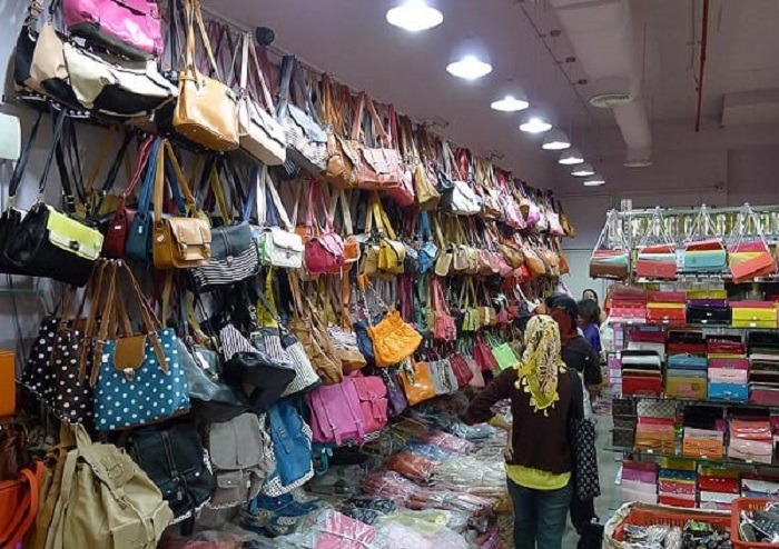 Mua tậu ở Kuala Lumpur - Gian mặt hàng túi đeo đa dạng chủng loại của bà mẹ phụ phái đẹp.