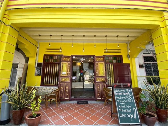 Quán cafe đẹp ở Penang - Passion Heart trong một màu sơn khá cũ tạo cảm giác hoài niệm