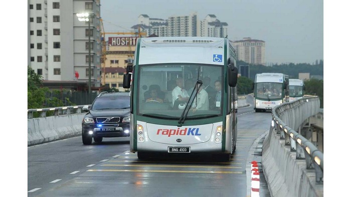 Cách di chuyển ở Kuala Lumpur - Xe bus điện.