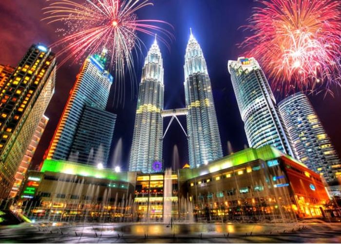 Kinh nghiệm du lịch Malaysia - Khung cảnh Tháp đôi Petronas về đêm