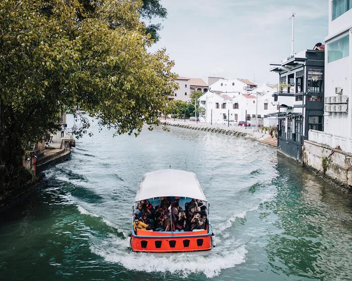 Malaysia nổi tiếng về cái gì - Dòng sông Malacca xinh đẹp ngăn đôi thành phố
