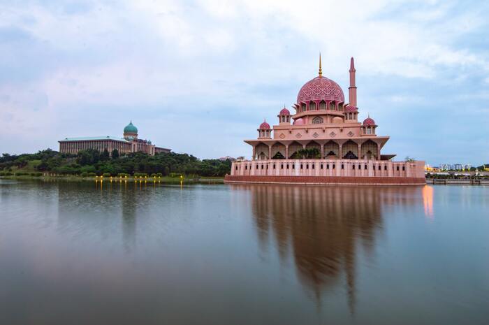 Malaysia nổi tiếng về cái gì - Thánh đường Hồi giáo nổi trên mặt nước tại Putrajaya. 