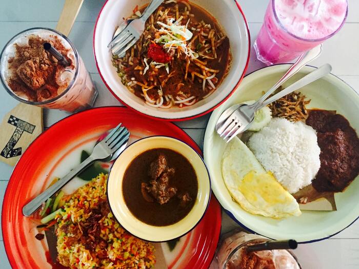 Malaysia nổi tiếng về cái gì - Ẩm thực Malaysia vừa có sự cay nồng của Ấn, vị béo và chút ngọt của Trung Quốc, vừa có hương vị bản sắc Malay