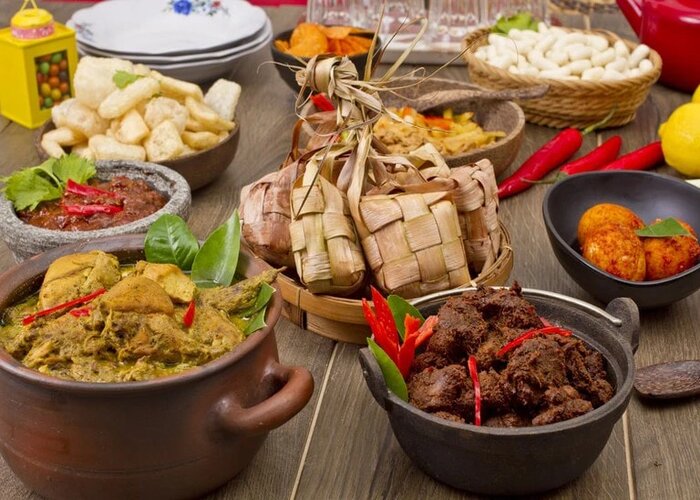 Lễ hội hồi giáo ở Malaysia - Mọi người trong gia đình sẽ quây quần cùng nhau ăn một bữa cơm.