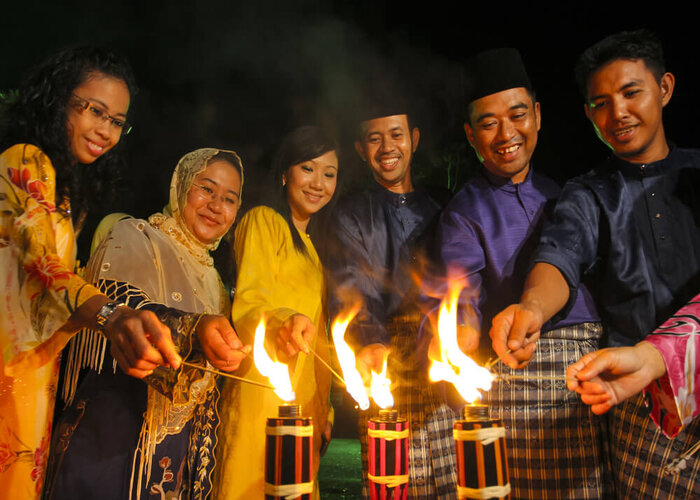 Lễ hội hồi giáo ở Malaysia - Người dân Malaysia sẽ cùng nhau đốt pháo kèm theo đó là gửi gắm những ước nguyện