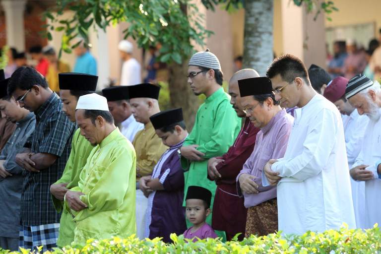 Malaysia nổi tiếng về cái gì - Đàn ông Malaysia chủ yếu mặc những bộ trang phục sáng sủa, màu sắc bắt mắt 