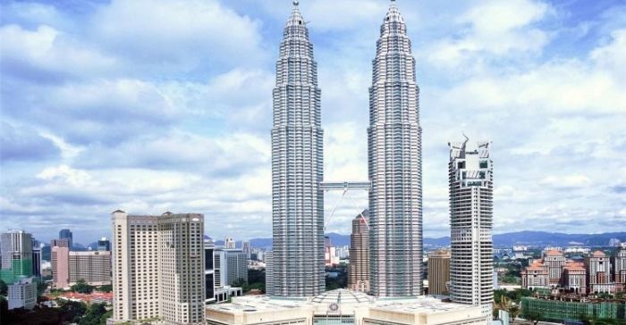 Du lịch Kuala Lumpur 2 ngày -Tháp đôi Petronas là tòa tháp đôi cao nhất thế giới 
